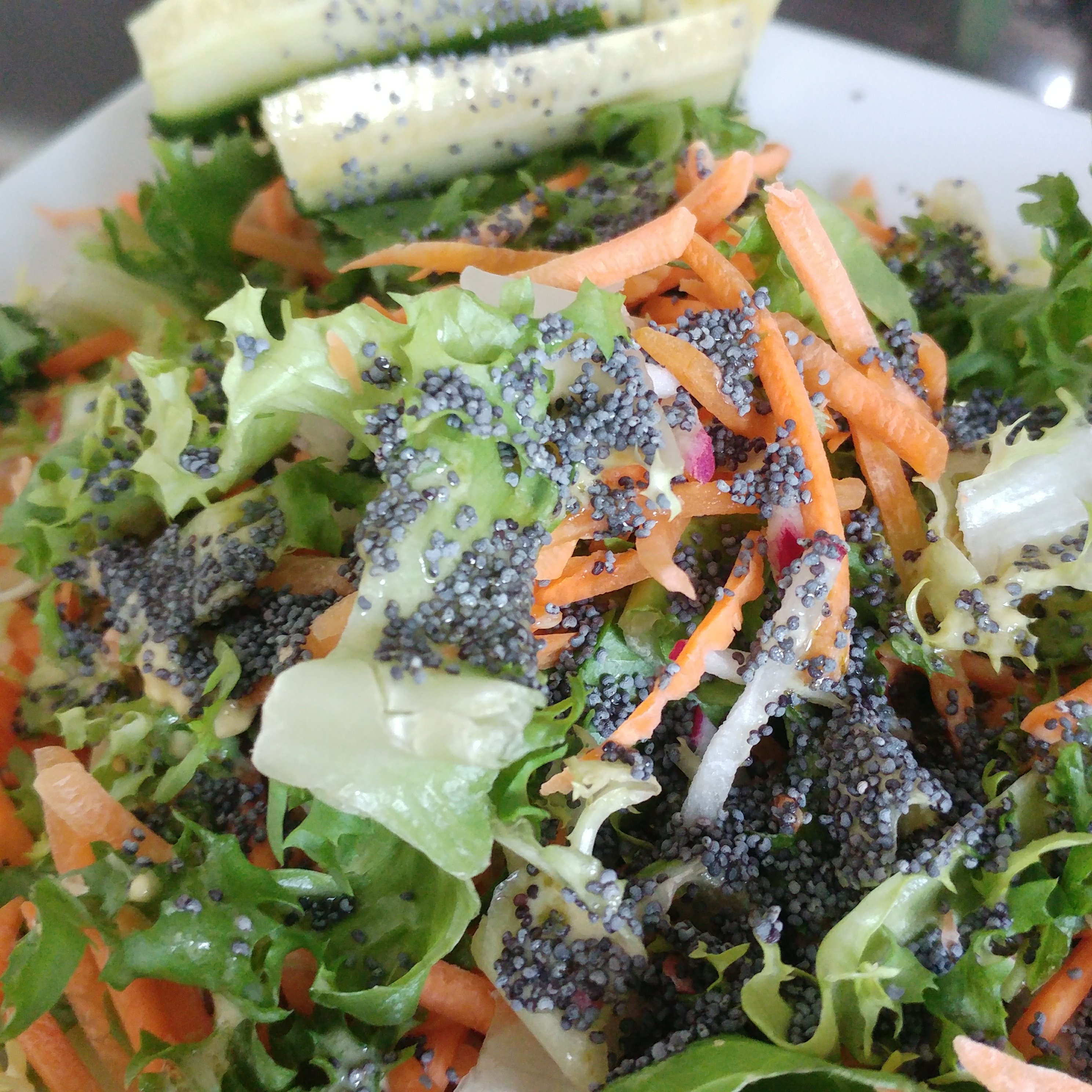 Salade avec vinaigrette à l'huile de chanvre bio