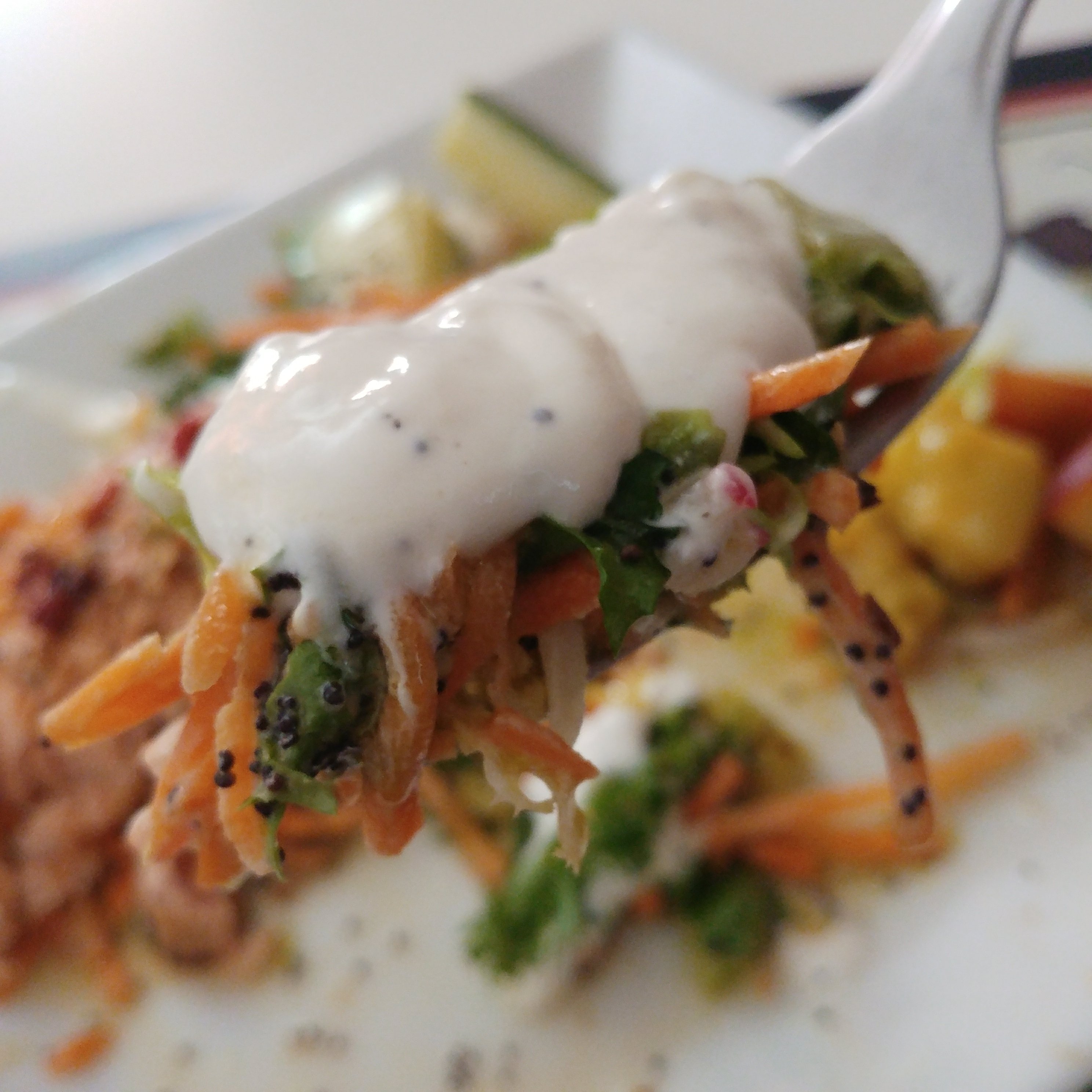 Portion de salade avec dip ayoli