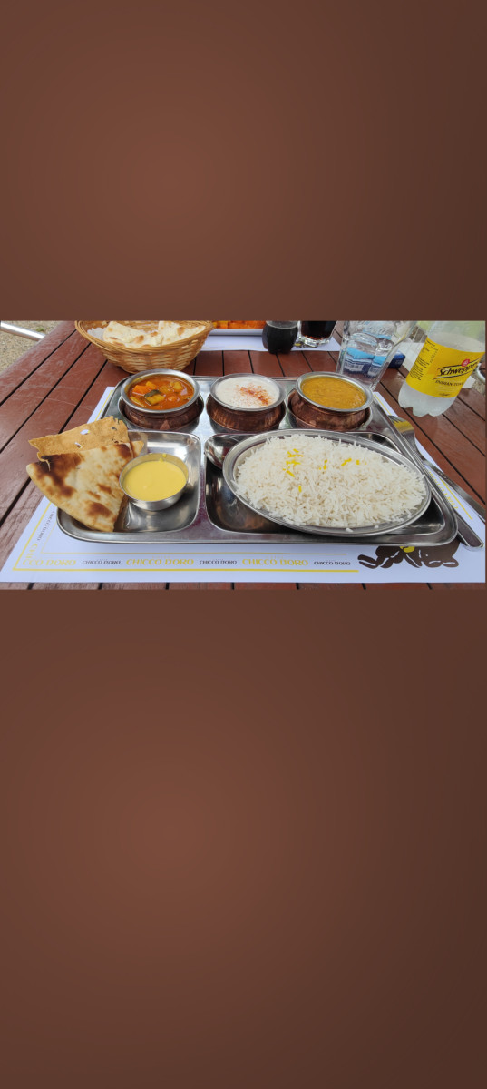 1 Thali Végétarien, Riz basmati servi avec trois légumes en sauce, raita et lentilles