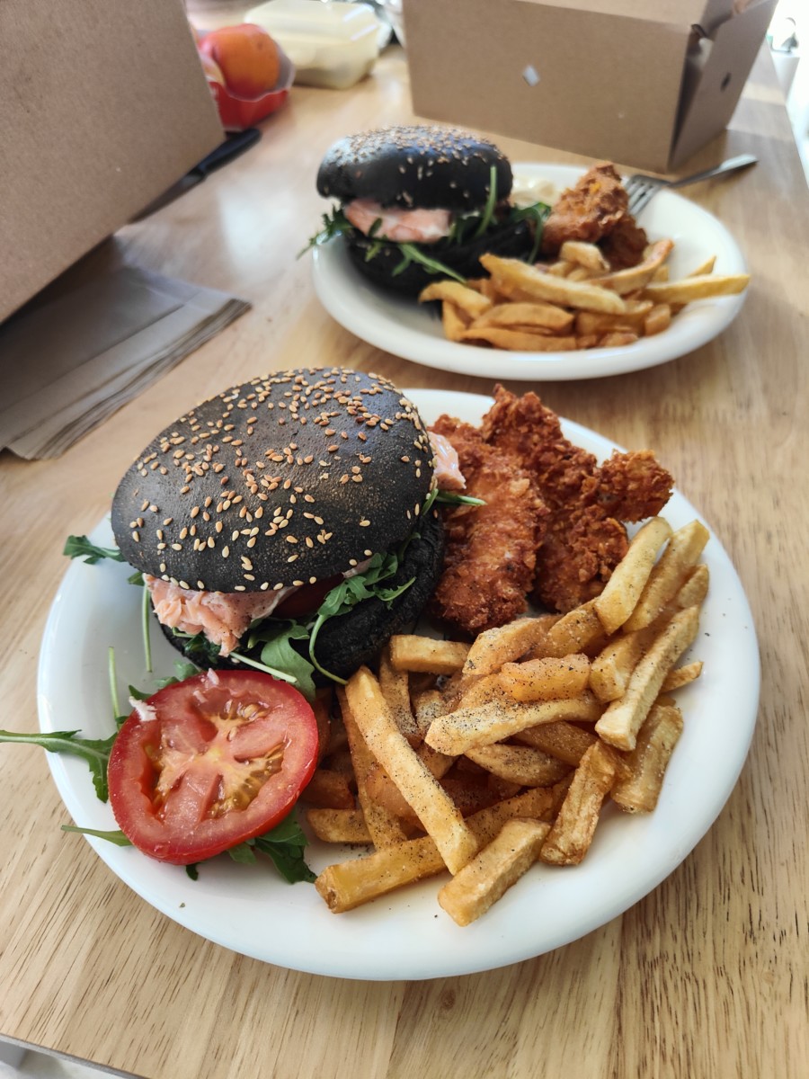 The Salmon Black Burger, Crazy Crispy Nuggets, frites, Burgerland, Yverdon-les-Bains !