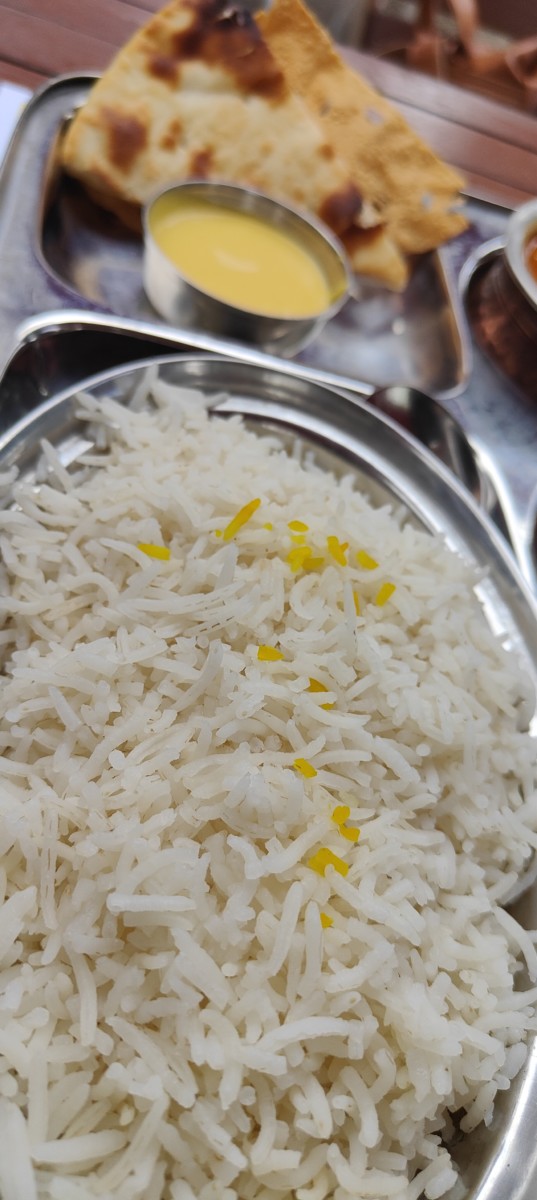 3 Thali Végétarien, Riz basmati servi avec trois légumes en sauce, raita et lentilles